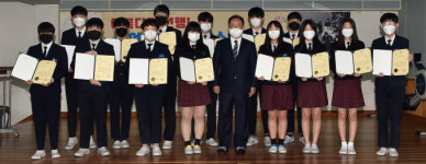 하굣길 폐지 할머니 도운 중학생 14명 부산교육감 표창
