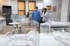 공공 산후조리원 둘러보는 윤석열 대선 후보