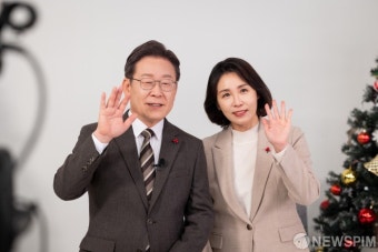 크리스마스 인사하는 이재명 대선 후보 부부