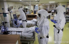 의료기기 살피는 의료진