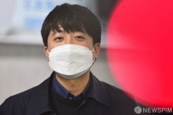 정책토론회 마친 뒤 나서는 이준석 당대표