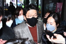 국민의힘 당사 들어서는 권성동 사무총장