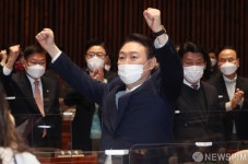 양 손 번쩍 든 윤석열 대선 후보