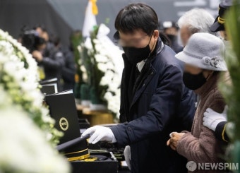 순직 소방관 떠나보내는 유족들