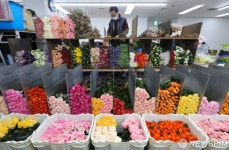 공급 줄어들어 가격 급등한 생화