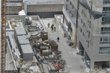 사흘째 수색 중인 소방대원