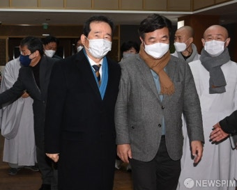 원행스님 원장실 향하는 정세균-윤호중