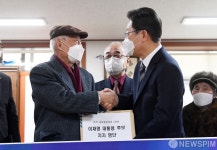지지 명단 전달받는 이재명 더불어민주당 대선후보