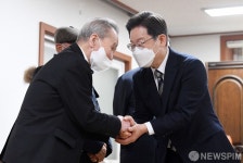 전국경로당 회장단과 인사하는 이재명 대선후보
