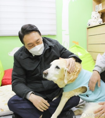 은퇴 안내견 쓰다듬는 윤석열 대선후보