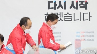 자리 향하는 김기현 원내대표-추경호 원내수석부대표