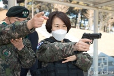 사격 포즈 취하는 임혜숙 과학기술정보통신부 장관