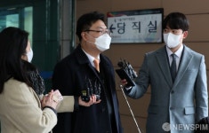 취재진 질문에 답하는 국민의당 종합상황실장