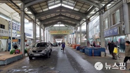 [포토에세이] 영주 설 대목장 코로나에 눈까지 내려 썰렁