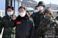 정수용 해병대 2사단장과 대화 나누는 이재명 대선 후보