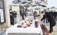 임진각 망배단에서 차례 지내는 이인영 장관