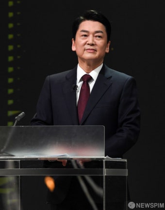 토론회 준비하는 안철수 국민의당 대선후보