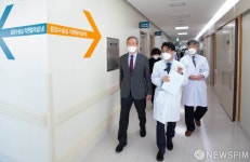 격리병동 둘러보는 정몽준 아산재단 이사장
