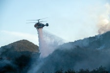 영덕 재발화 산불 강풍 타고 확산...산불3단계 발령·진화 총력