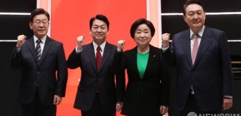 토론회 앞두고 기념촬영하는 이재명-안철수-심상정-윤석열 대선 후보