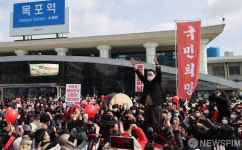 목포역 앞 손 번쩍 드는 윤석열 대선 후보