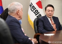 짐 로저스 회장 접견하는 윤석열 대선 후보