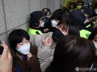 경찰 제지에 부당함 호소하는 대학생