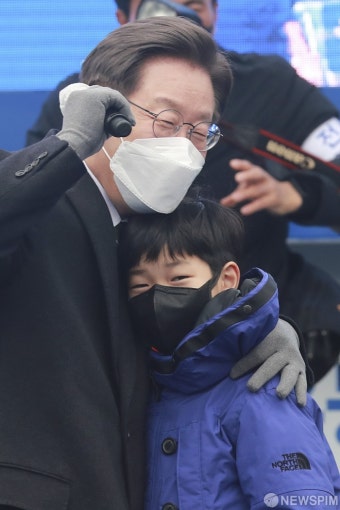 노무현 전 대통령 사위 곽상언 변호사의 자녀와 포옹하는 이재명 대선후보