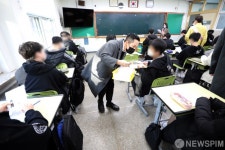 코로나19 신속항원검사 키트 받는 학생들