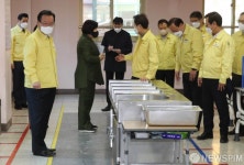 학교 급식실 둘러보는 김부겸 국무총리