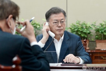 젤렌스키 우크라이나 대통령과 통화하는 문재인 대통령