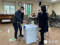 전주 사전투표 첫날 유권자 열기...대한민국 책임질 후보에 투표