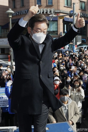 지지자들의 환호에 답하는 이재명 대선후보