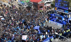 도봉산 입구에 몰린 이재명 대선 후보 지지자들