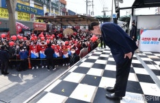 시흥시민들에게 인사하는 윤석열 대선후보