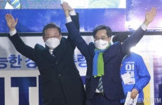 서로의 손 잡은 이재명 대선후보 - 김동연 대표
