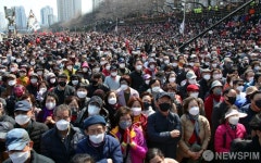 윤석열 대선 후보 연설 듣는 부산 지지자들