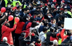 부산 유권자들에게 인사하는 윤석열 후보