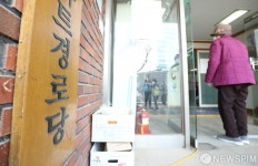 투표하러 경로당 찾은 할머니