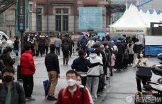 휴일에도 붐비는 임시선별검사소