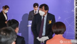 인사하는 서홍관 국립암센터 원장