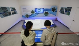 물재생 체험 시설 둘러보는 관람객들