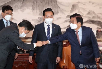 주먹인사하는 박병석 국회의장 - 박찬대 원내수석부대표