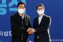 손 맞잡은 오세훈 시장-정원오 구청장