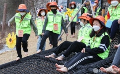 맨발로 걸어요 문교초등학교 맨발학교