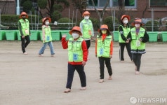 맨발로 운동장 한바퀴