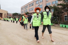 초등학생 손 꼭 잡고 맨발로 운동장 걷는 조희여 서울시교육감
