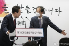 기자회견에서 대화 나누는 윤석열 당선인-한덕수 총리 내정자