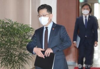 국무회의 참석하는 김현수 장관