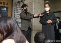 출근길 취재진 질문에 답하는 한덕수 총리 후보자